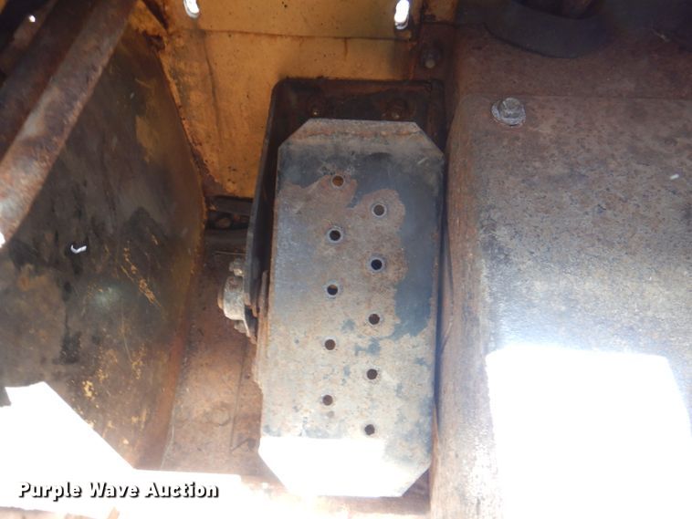 image for item IQ9481 1995 New Holland LX565  skid steer loader