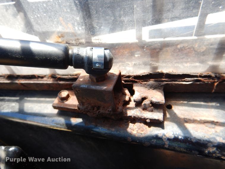 image for item IQ9481 1995 New Holland LX565  skid steer loader