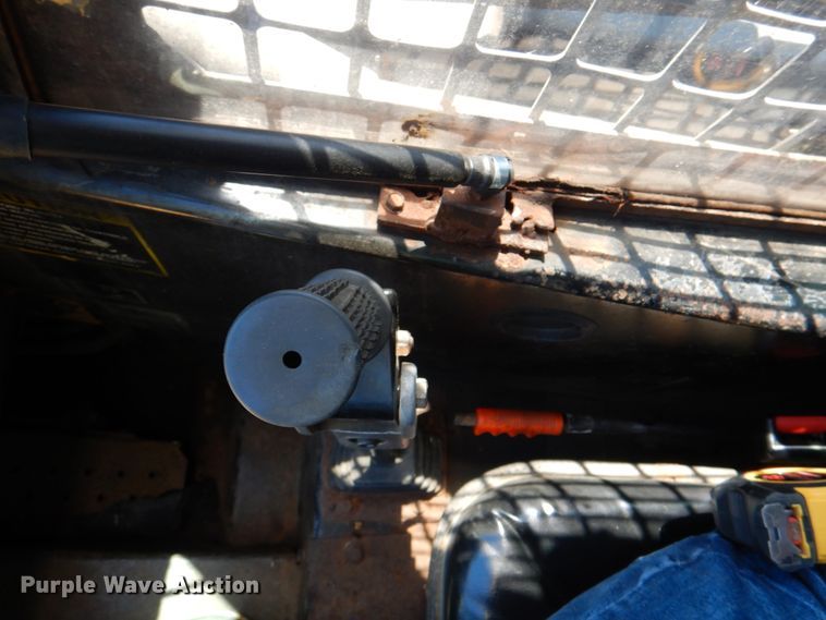 image for item IQ9481 1995 New Holland LX565  skid steer loader