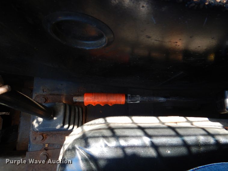 image for item IQ9481 1995 New Holland LX565  skid steer loader