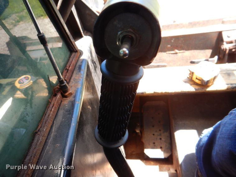 image for item IQ9481 1995 New Holland LX565  skid steer loader