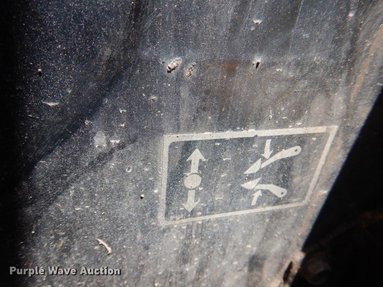 image for item IQ9481 1995 New Holland LX565  skid steer loader