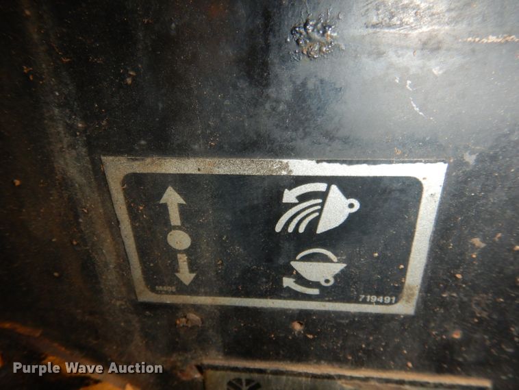 image for item IQ9481 1995 New Holland LX565  skid steer loader