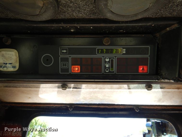 image for item IQ9481 1995 New Holland LX565  skid steer loader