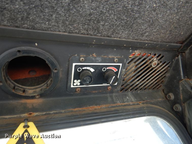 image for item IQ9481 1995 New Holland LX565  skid steer loader