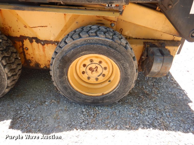 image for item IQ9481 1995 New Holland LX565  skid steer loader