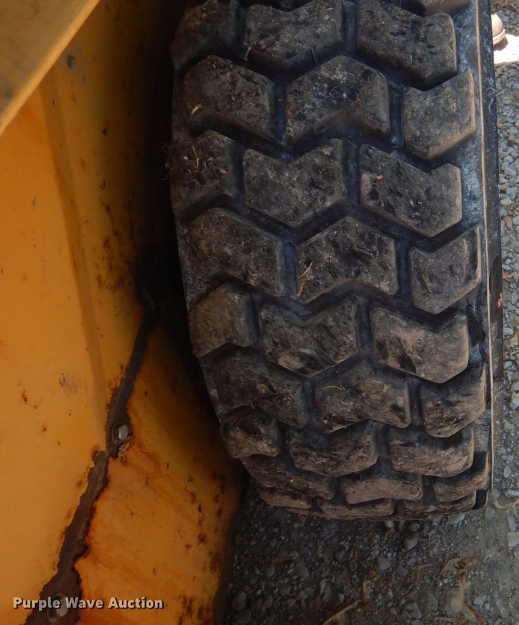 image for item IQ9481 1995 New Holland LX565  skid steer loader