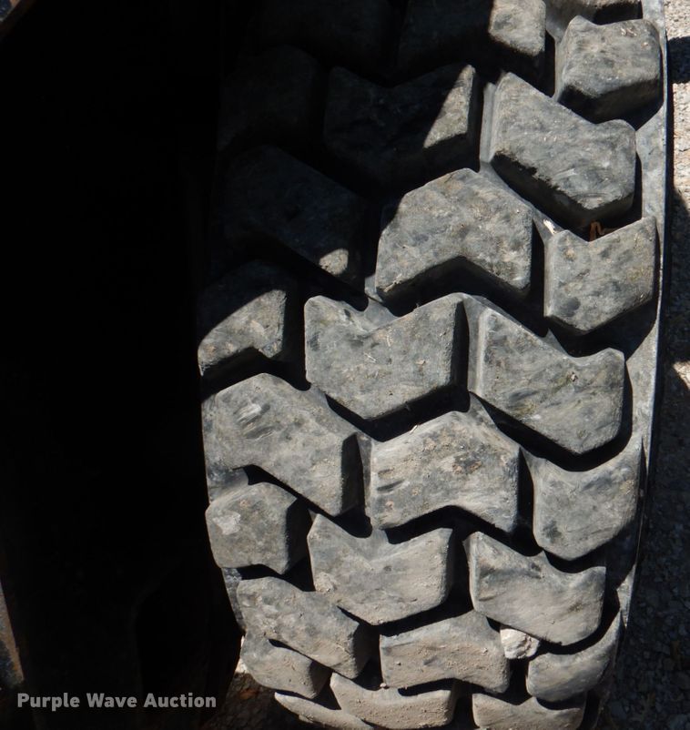 image for item IQ9481 1995 New Holland LX565  skid steer loader