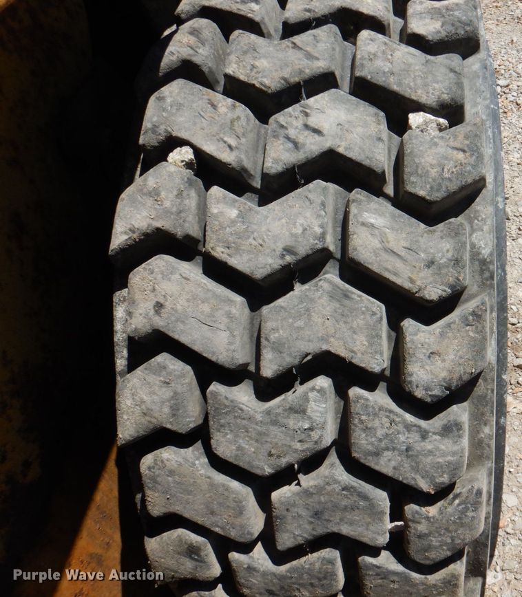 image for item IQ9481 1995 New Holland LX565  skid steer loader