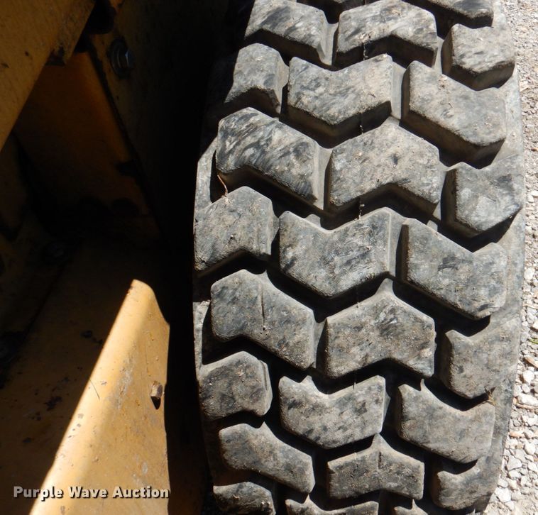 image for item IQ9481 1995 New Holland LX565  skid steer loader