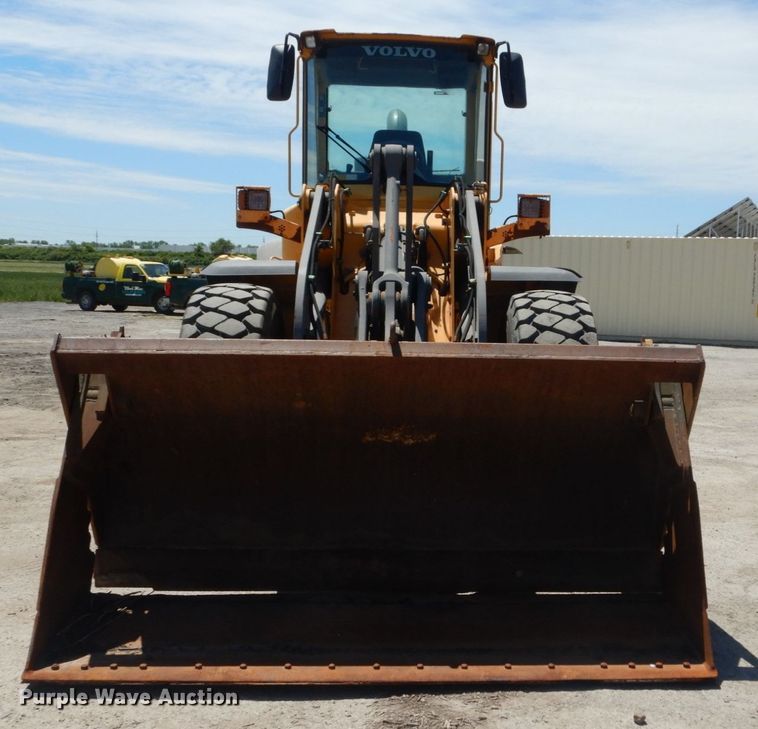 image for item IT9068 2004 Volvo L70E  wheel loader