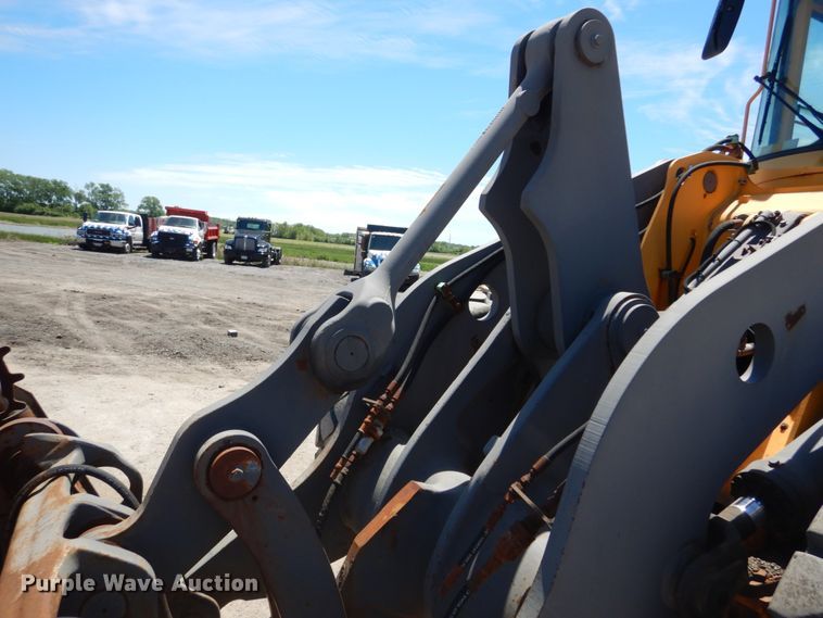 image for item IT9068 2004 Volvo L70E  wheel loader