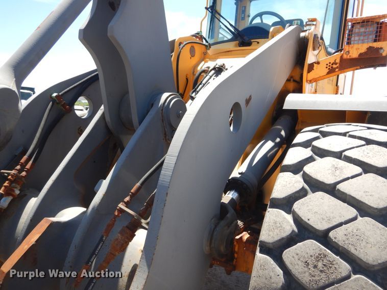 image for item IT9068 2004 Volvo L70E  wheel loader