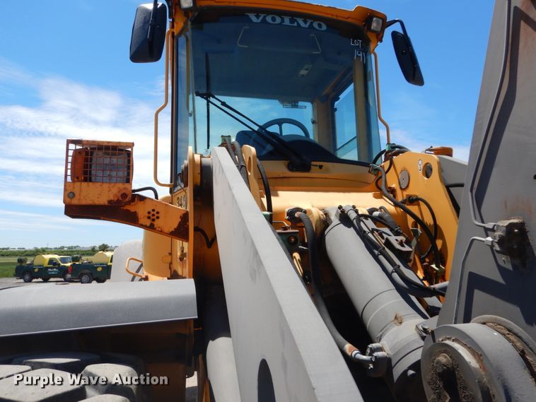 image for item IT9068 2004 Volvo L70E  wheel loader