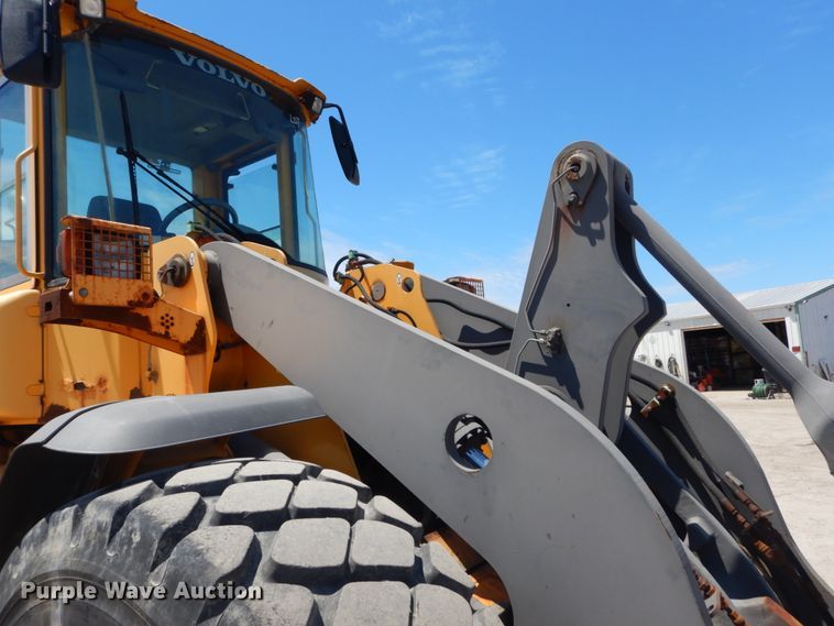 image for item IT9068 2004 Volvo L70E  wheel loader