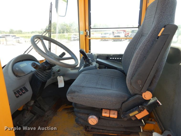 image for item IT9068 2004 Volvo L70E  wheel loader