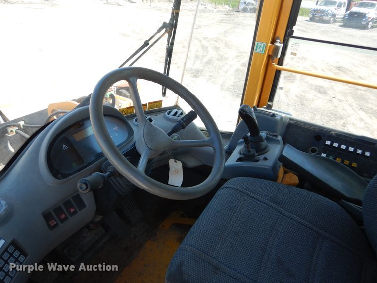 image for item IT9068 2004 Volvo L70E  wheel loader