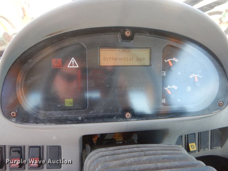 image for item IT9068 2004 Volvo L70E  wheel loader