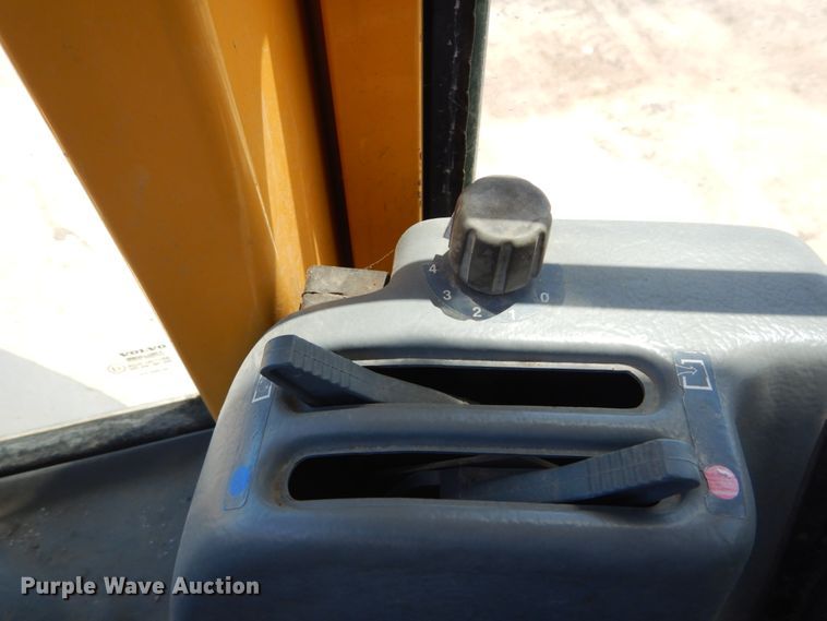 image for item IT9068 2004 Volvo L70E  wheel loader