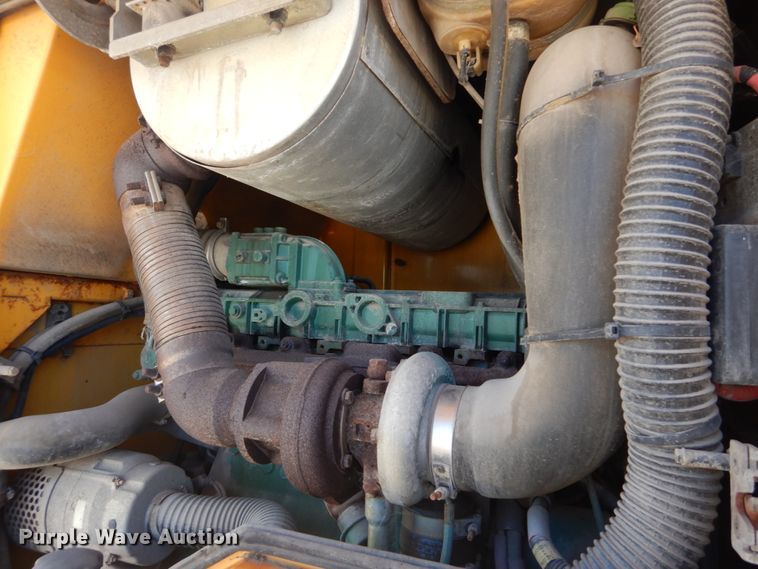 image for item IT9068 2004 Volvo L70E  wheel loader