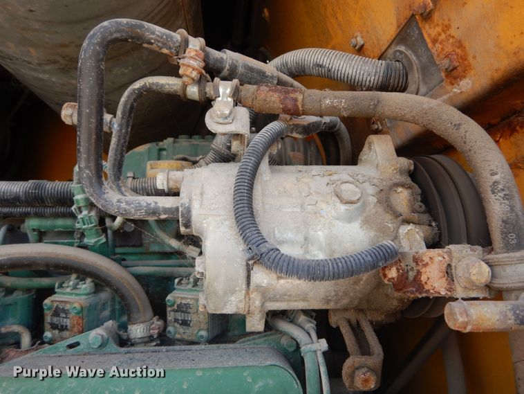 image for item IT9068 2004 Volvo L70E  wheel loader