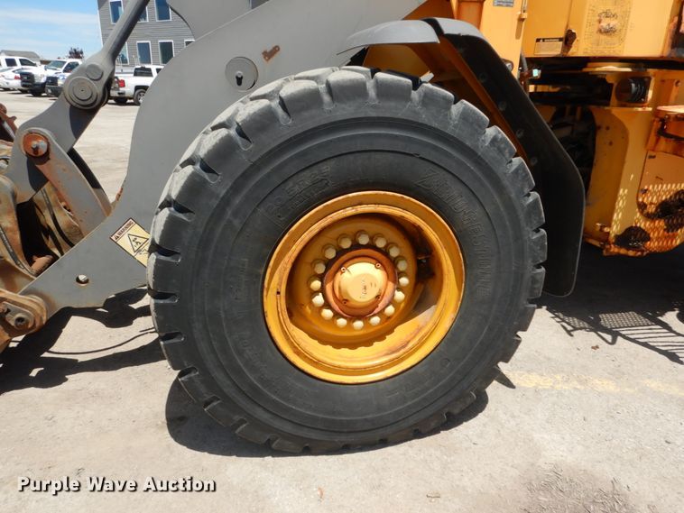 image for item IT9068 2004 Volvo L70E  wheel loader