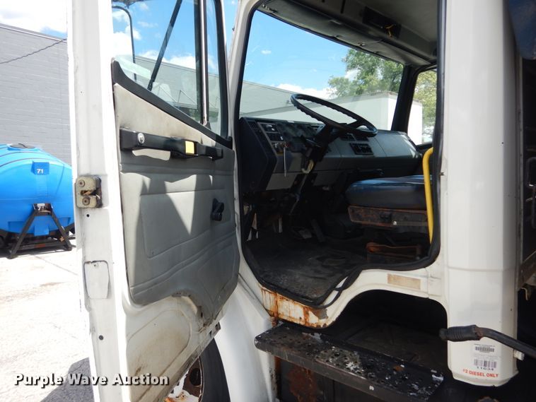 image for item IT9077 1996 Freightliner FL70  dump truck