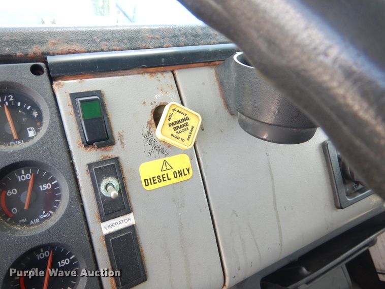 image for item IT9077 1996 Freightliner FL70  dump truck