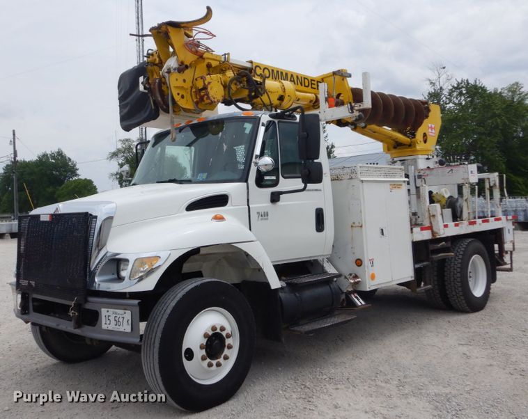 image for item IT9096 2002 International 7400  digger derrick truck