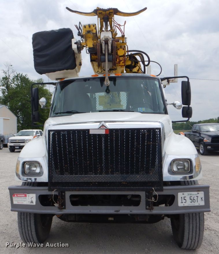 image for item IT9096 2002 International 7400  digger derrick truck