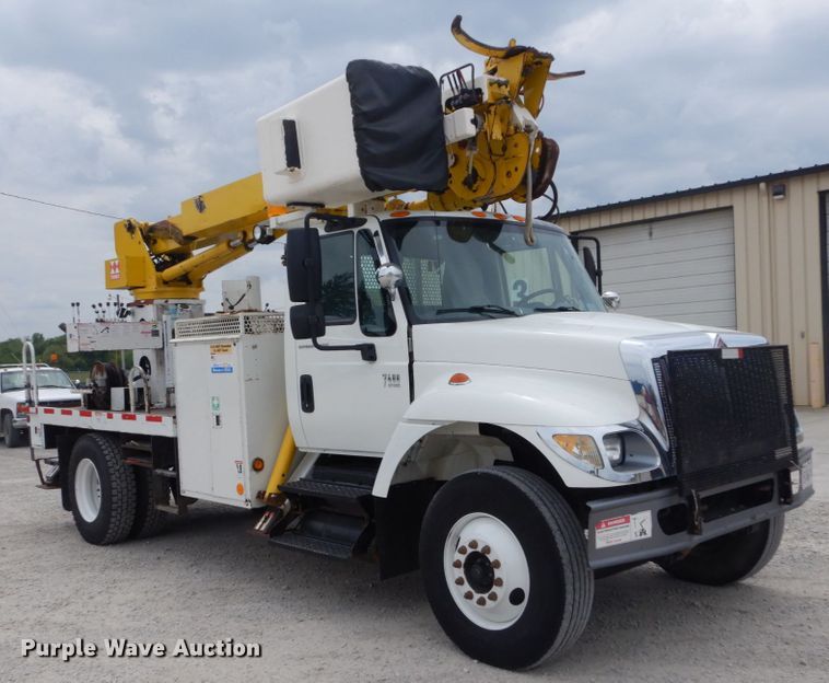 image for item IT9096 2002 International 7400  digger derrick truck