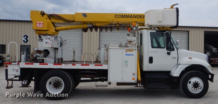 image for item IT9096 2002 International 7400  digger derrick truck