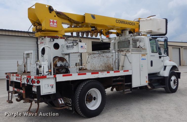 image for item IT9096 2002 International 7400  digger derrick truck