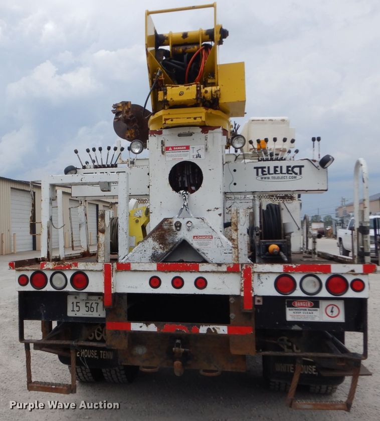 image for item IT9096 2002 International 7400  digger derrick truck