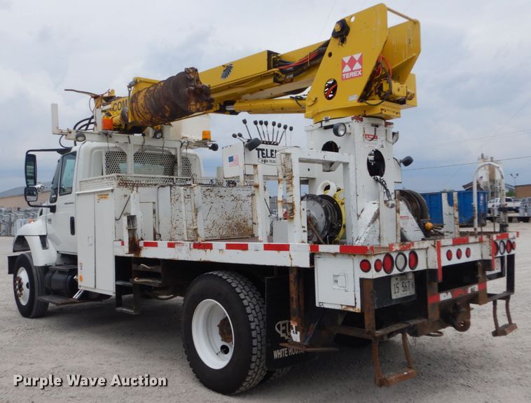 image for item IT9096 2002 International 7400  digger derrick truck