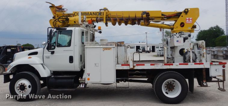 image for item IT9096 2002 International 7400  digger derrick truck