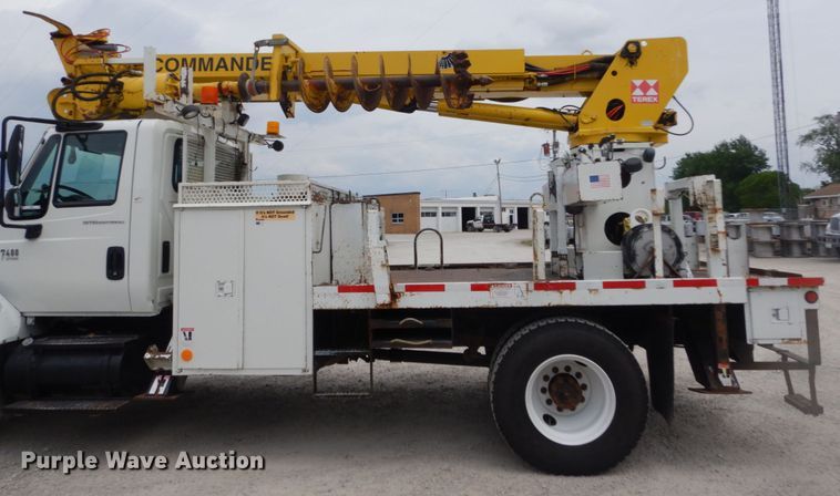 image for item IT9096 2002 International 7400  digger derrick truck