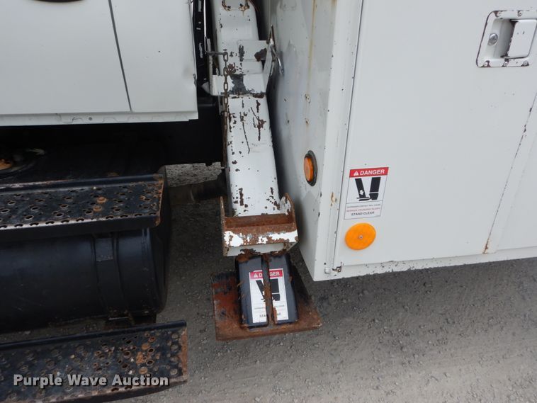 image for item IT9096 2002 International 7400  digger derrick truck