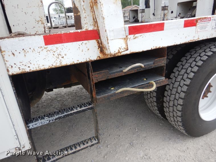 image for item IT9096 2002 International 7400  digger derrick truck