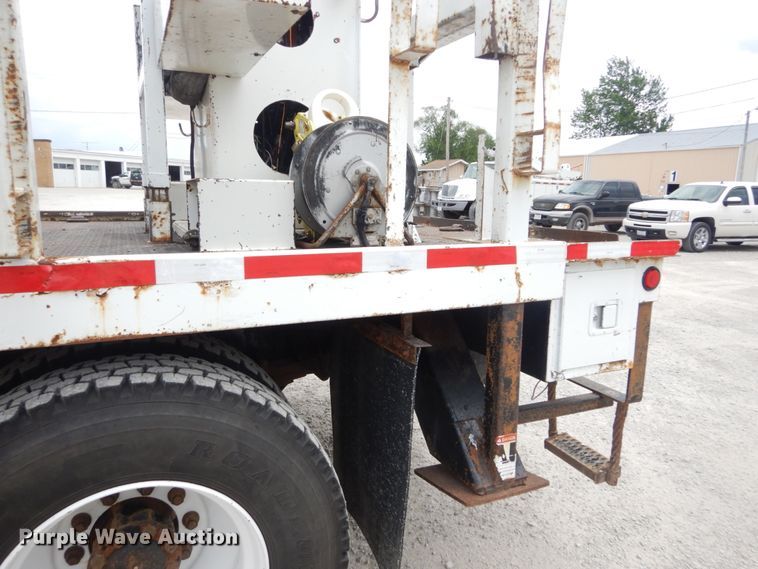 image for item IT9096 2002 International 7400  digger derrick truck