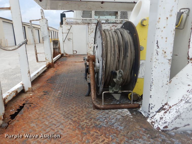 image for item IT9096 2002 International 7400  digger derrick truck