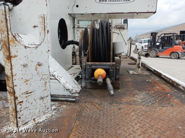 image for item IT9096 2002 International 7400  digger derrick truck