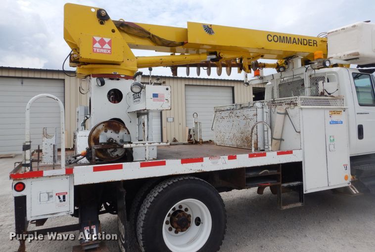 image for item IT9096 2002 International 7400  digger derrick truck