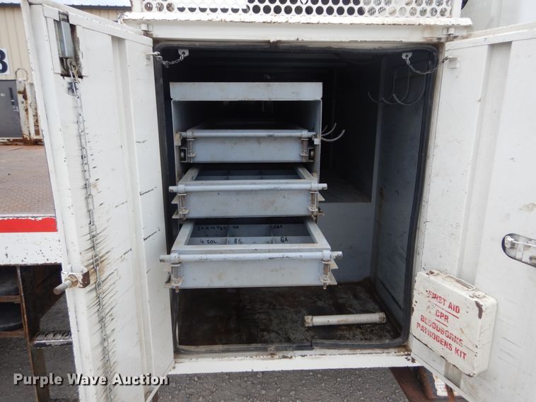 image for item IT9096 2002 International 7400  digger derrick truck