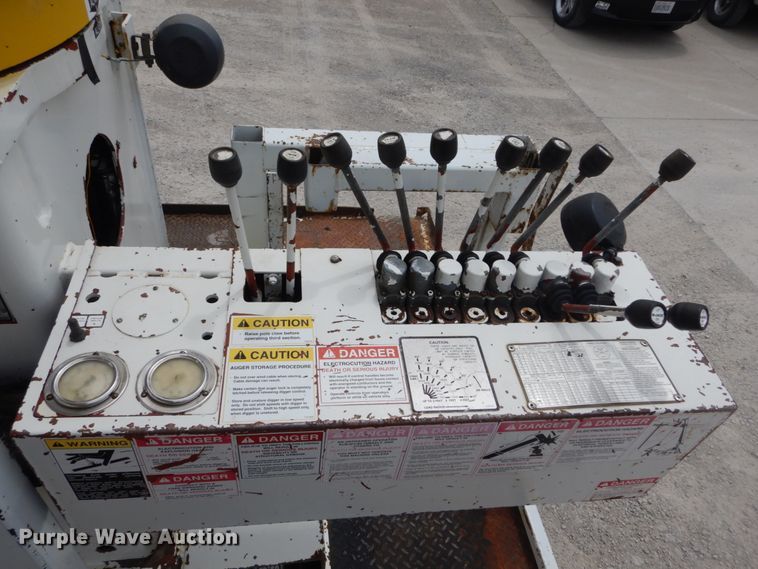 image for item IT9096 2002 International 7400  digger derrick truck