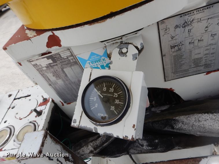 image for item IT9096 2002 International 7400  digger derrick truck