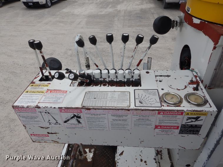 image for item IT9096 2002 International 7400  digger derrick truck