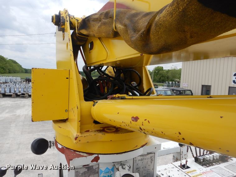 image for item IT9096 2002 International 7400  digger derrick truck