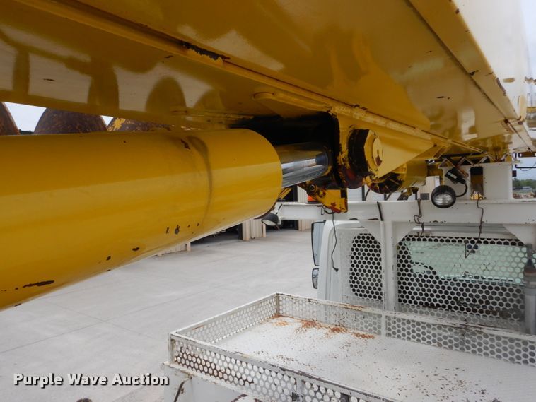 image for item IT9096 2002 International 7400  digger derrick truck