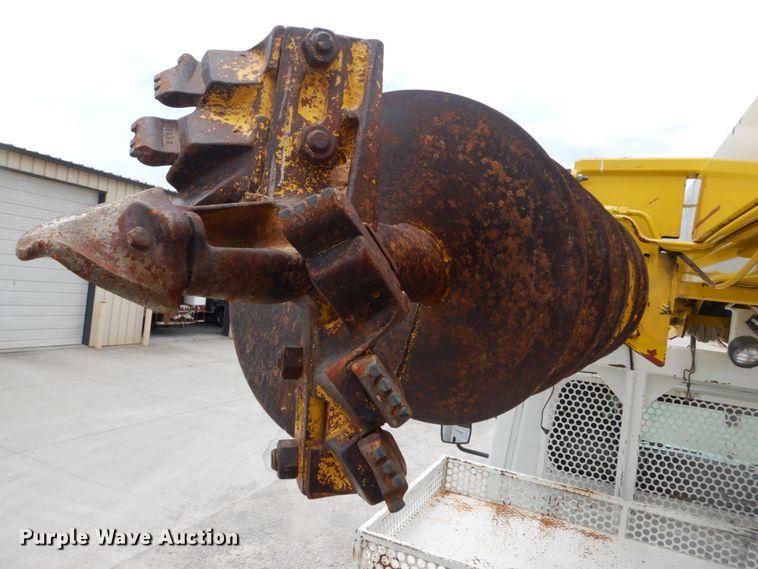 image for item IT9096 2002 International 7400  digger derrick truck